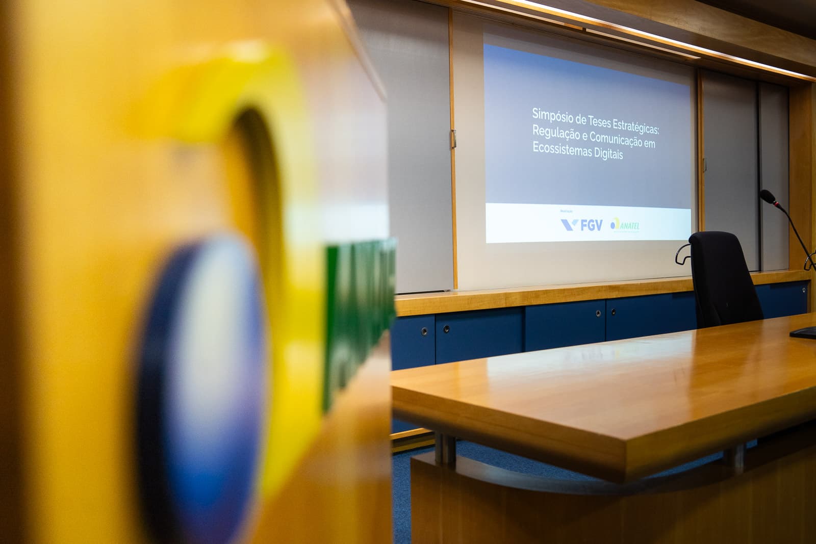 Auditório da ANATEL preparado antes do início do Simpósio de Teses Estratégicas, com a apresentação da FGV e da ANATEL no telão