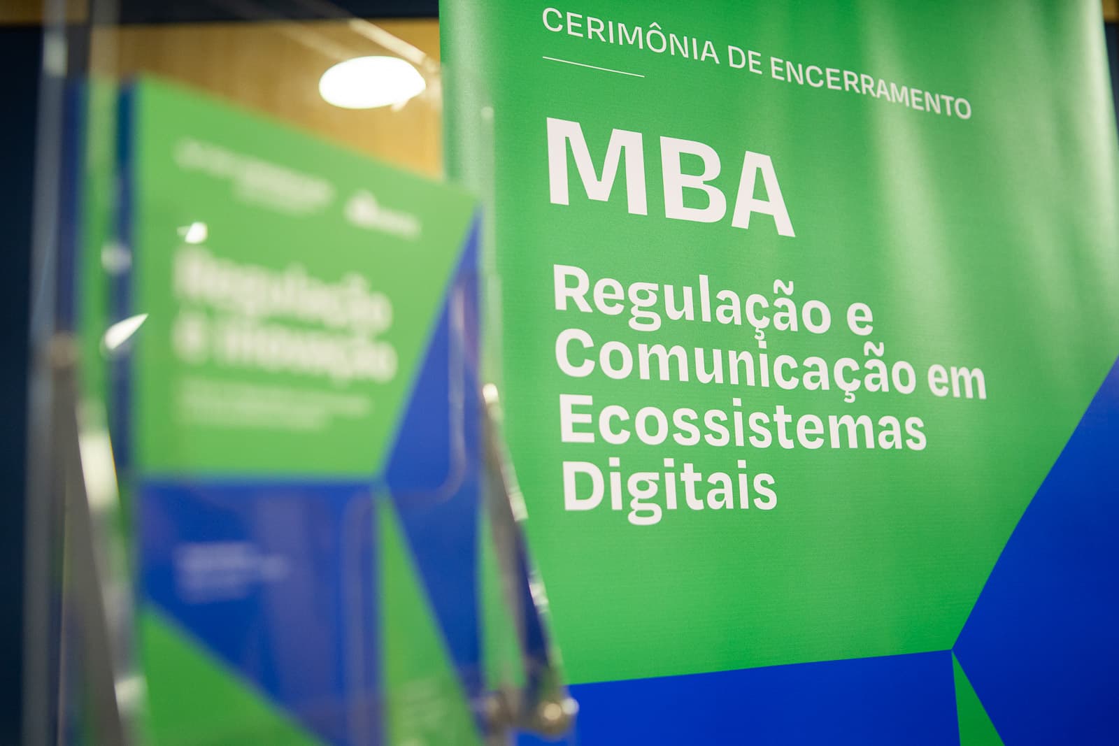 Banner da cerimônia de encerramento do MBA em Regulação e Comunicação em Ecossistemas Digitais