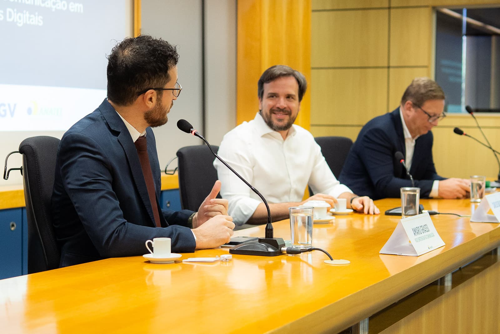Diálogo entre integrantes da mesa durante o simpósio