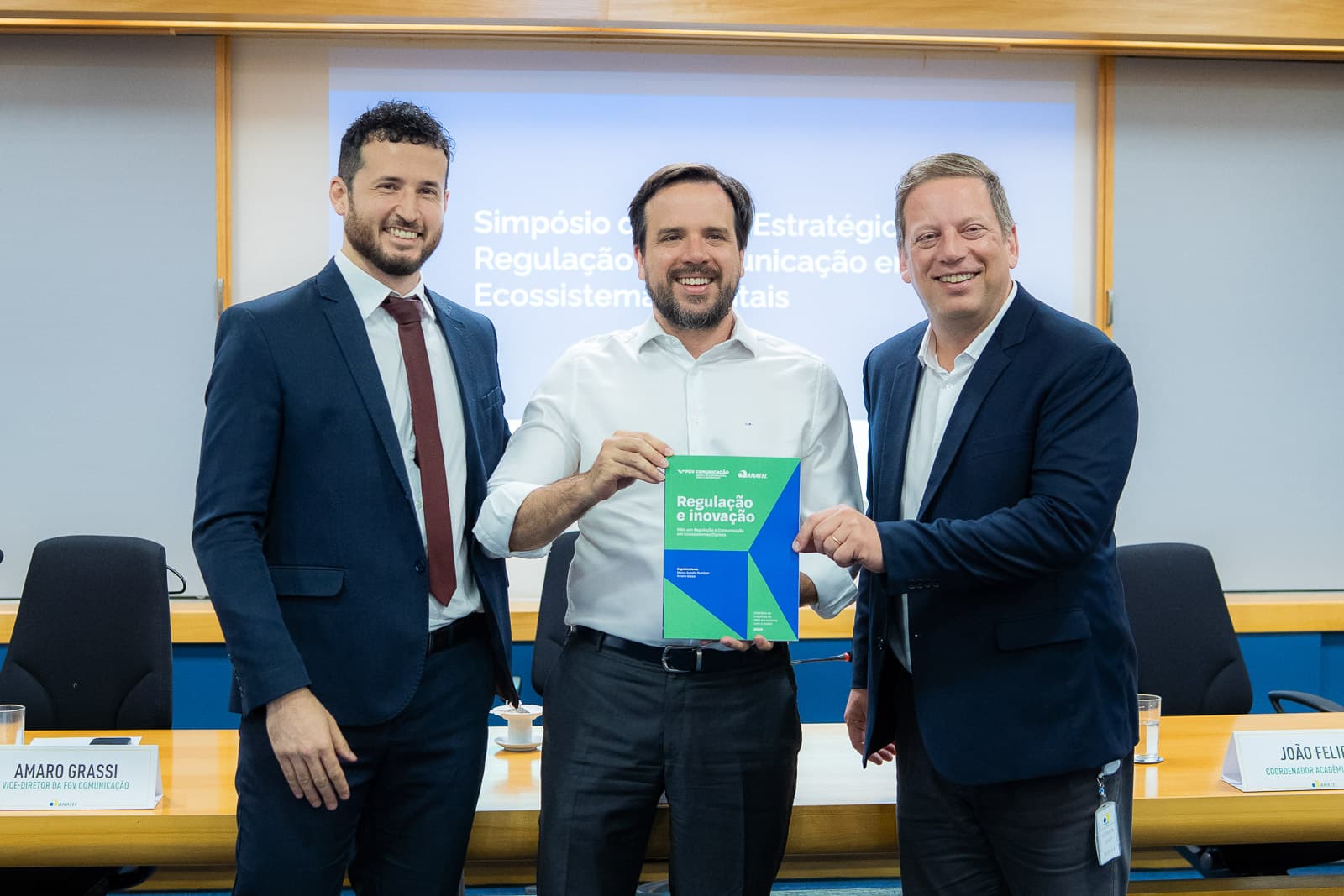 Entrega do livro Regulação e Inovação, do MBA em Regulação e Comunicação em Ecossistemas Digitais, durante o simpósio